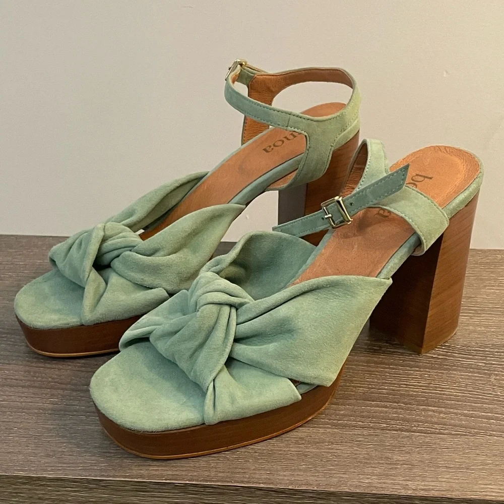 🌿✨BENOA Sage Green Suede Platform Heels - Picture 5 of 11